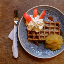 Kugelpudel - Nusswaffel mit Apfelkompott