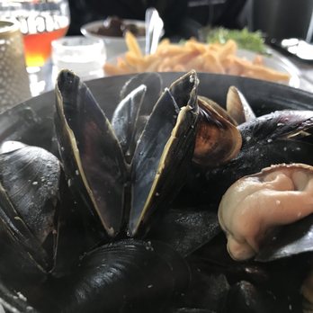 De Witte Leeuw - Fresh mussels with garlic, celery, onions and cream - Belgian Near Me - Gent, VOV