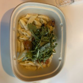 The Handmade Chef Meal Prep - Deluxe Mac and cheese with arugula, cherry tomatoes and pesto. - Juice Bars & Smoothies Near Me - San Diego, California
