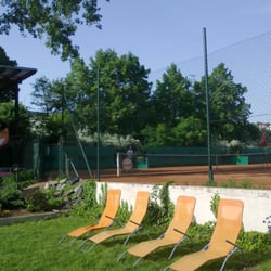 Cantina Terasa - Můžete se slunit na lehátkách, v zeleném stínu se občerstvovat, nebo se trefovat do kulatého nesmyslu na kurtech, vše je super