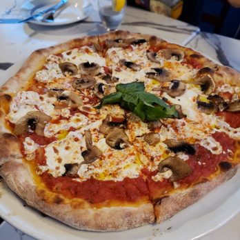 Il Colosseo - Funghi pizza - Italian Near Me - Brooklyn, New York