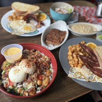 Brunswick Diner - Miss B's, Bowdoin bowl, sides of avocado, gravy, Demi salad, cornbeef hash - Diners Near Me - Brunswick, Maine