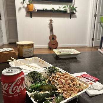 Jus' Poke - Spicy Poke White Rice Seaweed Salad Pickled Cucumbers - Hawaiian Near Me - Redondo Beach, California