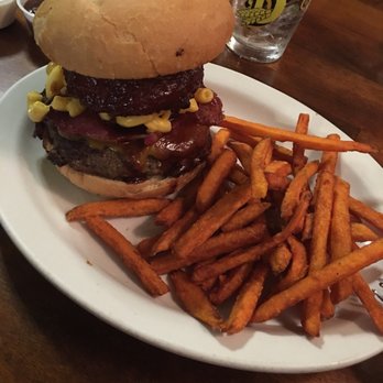 Lodi Beer Co - 5 napkin burger and added a side of Mac and cheese to add in the burger - Breweries Near Me - Lodi, California