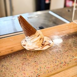 Cave City Coffee & Creamery - Decor