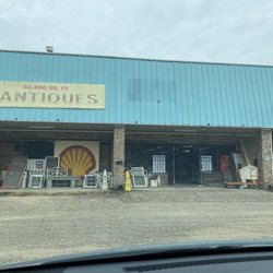 Marketplace Antiques and Collectibles - Front of the antique store