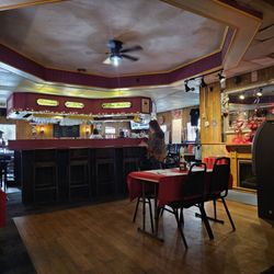 Dee Dee's Tavern