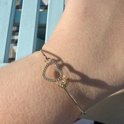 The Paper Store - Stia Gold Heart shaped bracelet