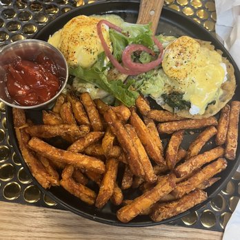The Place 2 Be - From the food to the drinks to the atmosphere def top 10! Bottomless mimosas and Natasha at the bar! - Breakfast & Brunch Near Me - New Haven, Connecticut