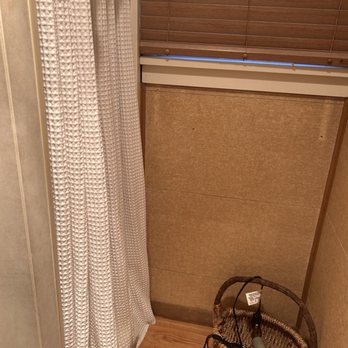 Fireside Inn - Pinyon room bathroom - Hotels Near Me - Idyllwild, California