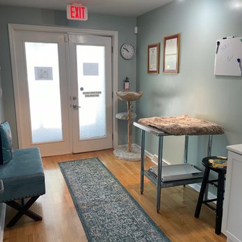 Hampton Park Veterinary - Separate cat exam room at Hampton Park Veterinary in Charleston, SC. - Veterinarians Near Me - Charleston, South Carolina Hampton Park Veterinary - Separate cat exam room at Hampton Park Veterinary in Charleston, SC. - Veterinarians Near Me - Charleston, South Carolina