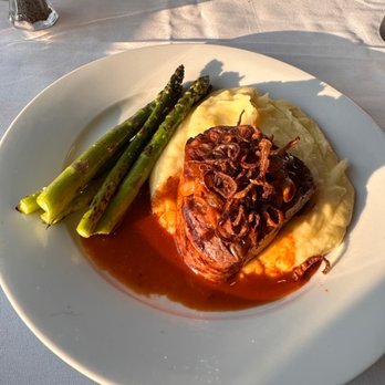 Chateau Morrisette Restaurant - Filet, Mashed potatoes, and asparagus - New American Near Me - Floyd, Virginia Chateau Morrisette Restaurant - Filet, Mashed potatoes, and asparagus - New American Near Me - Floyd, Virginia