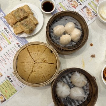 一點心 - 四寶滑雞扎 (bean curd wrap w/ chicken & fish maw),薄皮鮮蝦餃 (prawn dumplings),潮州蒸粉果 (chiu chow style dumplings),香煎馬蹄糕 (pan fried water chestnut cake) - Cantonese Near Me - Hong Kong, HK 一點心 - 四寶滑雞扎 (bean curd wrap w/ chicken & fish maw),薄皮鮮蝦餃 (prawn dumplings),潮州蒸粉果 (chiu chow style dumplings),香煎馬蹄糕 (pan fried water chestnut cake) - Cantonese Near Me - Hong Kong, HK