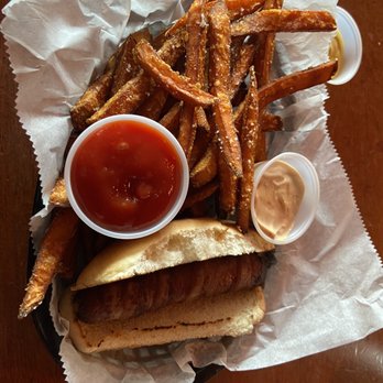 Brooklyn Ice House - Dirty Dog w/ ketchup, aioli sauce and Mustard - Barbeque Near Me - Brooklyn, New York