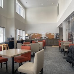 Holiday Inn Express & Suites Chanhassen - Breakfast area