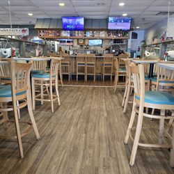 Anna Maria Oyster Bar Cortez - Restaurant seating