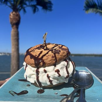 Blue Pointe Bar and Grill - Cookie ice cream - Bars Near Me - Tequesta, Florida