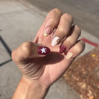 Corner Nails Lounge & Spa - Left hand - Nail Salons Near Me - San Diego, California