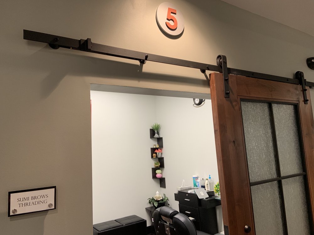 Sumi Brows Threading Logo