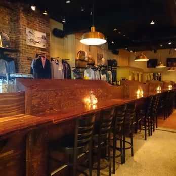Deux 22 - Concept de bar avec magasin de vêtements intégré - Bars Near Me - Quebec City, Quebec Deux 22 - Concept de bar avec magasin de vêtements intégré - Bars Near Me - Quebec City, Quebec