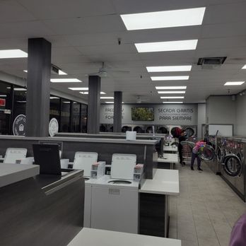 Parkside Laundry & Lavanderia - Clean inside - Laundromat Near Me - Anaheim, California