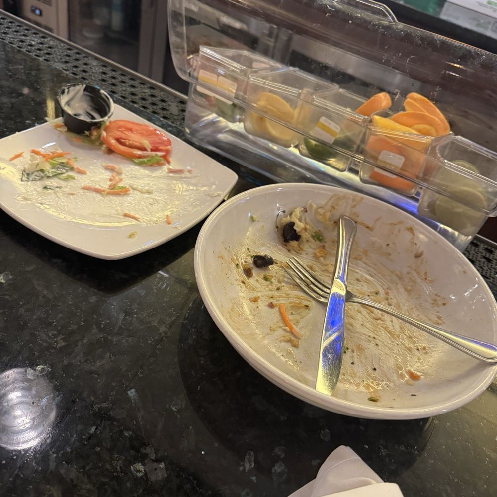 Silver Diner - Salad came out the exact same time as my entrée and my empty plate sat there for 10 minutes while my waiter played on his cell phone - Diners Near Me - Lanham, Maryland