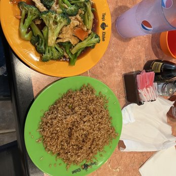 Yang's Kitchen Chinese Restaurant - Chicken,broccoli,carrots,and rice - Chinese Near Me - Waller, Texas