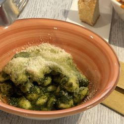 L'Ora della Pasta - Gnocchi with pesto and cheese