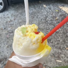 This is a small pina colada and pineapple snowball with ice cream and condensed milk fabulous This is a small pina colada and pineapple snowball with ice cream and condensed milk fabulous