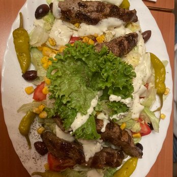 Restaurant Akropolis - Salatteller mit Lammstreifen - Greek Near Me - Schleswig, SH