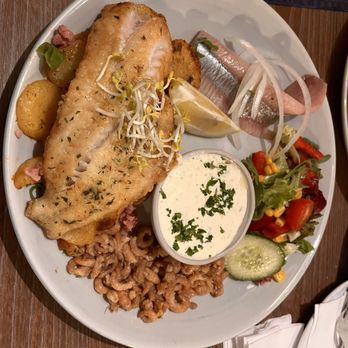 Hus op'n Diek - Captain's pkate of 2 fish with 1 crab. - Seafood Near Me - Cuxhaven, NI Hus op'n Diek - Captain's pkate of 2 fish with 1 crab. - Seafood Near Me - Cuxhaven, NI