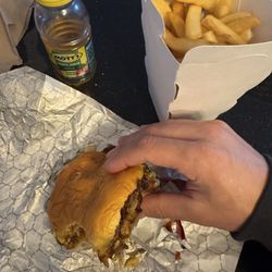 Jaffar's Burgers - Cheeseburger deluxe meal