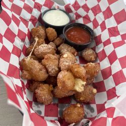 Garlic Wisconsin cheese  curds w/ marinara & ranch