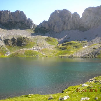 Ibón de Acherito - Estupenda vista de la superficie del lago - Hiking Near Me - Hecho, HU