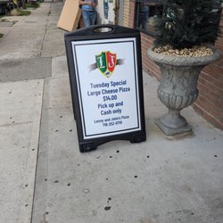 Lures you in with this, only to make you wait until 3p to put in an order. How about having an informative sign!!!