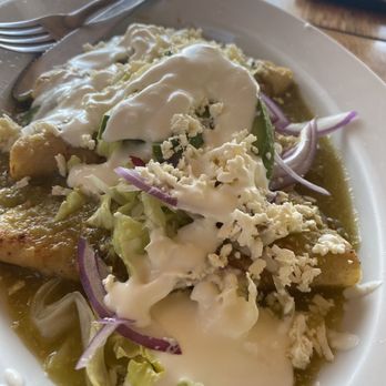 La Perla - Enchiladas verdes - Seafood Near Me - Zihuatanejo, GRO La Perla - Enchiladas verdes - Seafood Near Me - Zihuatanejo, GRO