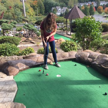 Safari Golf - Megan concentrating. - Mini Golf Near Me - Berlin, Connecticut