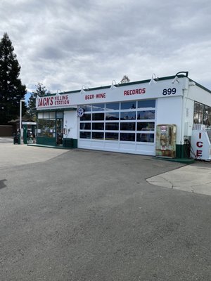 Jack’s Filling Station by null