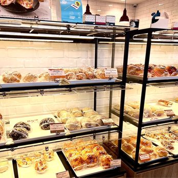 85°C Bakery Cafe-Bellevue - Big assortment of relatively cheaply priced light baked goods that look great and have good distinct flavors. 3.5* - Bakeries Near Me - Bellevue, Washington