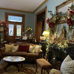 1890 Williams House Bed & Breakfast - Living room