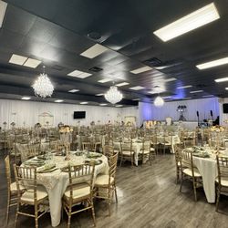 The Father Maguire - Columbus Club - Huge beautiful hall. Fresh paid and new white drapes on walls