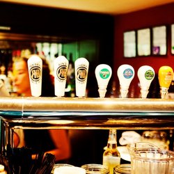 Executive Suites Hotel & Resort Squamish - Beers on Tap in The Living Room Restaurant & Lounge