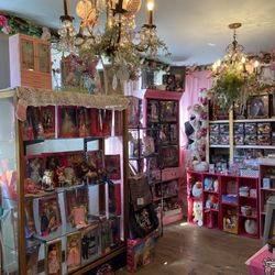 Le Marche Emporium - Lots of Barbies