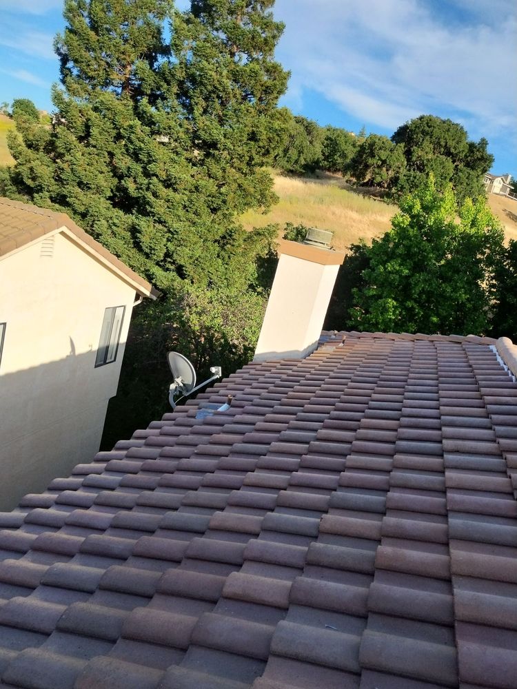 Slide of RR Alvarez Roofing