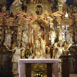 Kościół św. Bartłomieja Apostoła - Wspaniały, bogaty w ornamenty i złocenia ołtarz barokowy