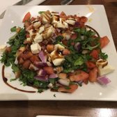 Foto de Iavarone Italian Kitchen & Pizzeria - New Hyde Park, NY, Estados Unidos. Salad(comes with pork chops)