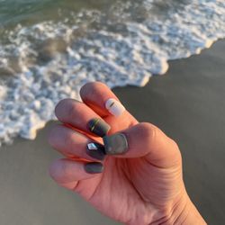 Deluxe Nails And Hair Salon