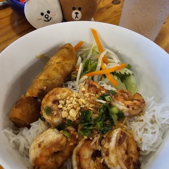 Mama Pho - Grilled shrimp and spring roll on vermicelli... yum! - Vietnamese Near Me - Honolulu, Hawaii