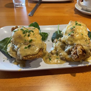 Ruby Slipper Destin - Eggs Benedict with fried chicken on a biscuit - Breakfast & Brunch Near Me - Destin, Florida