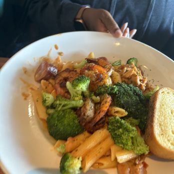 Cheddar's Scratch Kitchen - Penne Pasta Alfredo - American Near Me - York, Pennsylvania